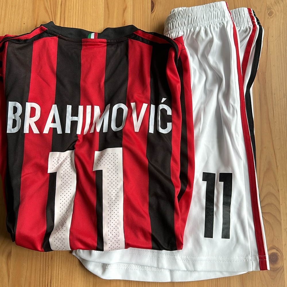 NWT AC Milan Ibrahimović Serea A 2017-18 Kit Youth XL